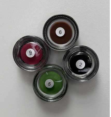 TRWAŁY, ZASTYGAJĄCY EYELINER W SŁOICZKU.